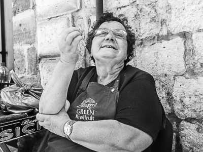 "S� reman�te com'a la zite de C�gghie" - Vuol dire �Sei rimasto solo come la sposa di Ceglie del Campo� ed � rivolto a un individuo rimasto �fregato� in una determinata situazione: � rappresentato volgendo l�avambraccio verso l�alto e chiudendo "a cono" la mano, anch'essa volta verso l�alto 